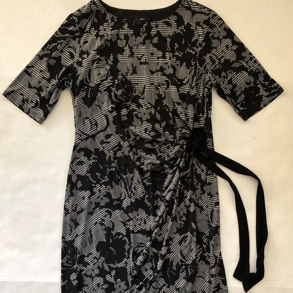 Excellent condition dress with side tie & elbow length sleeves. Great for work.